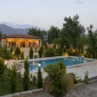 باغ ۲۵۰۰ متری/۲۰۰ متر زیربنا فلت/ تاپ لوکیشن رادفر