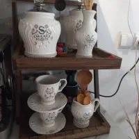 استند چوبی دو طبقه تمیز و سالم بدون ظروف داخلش