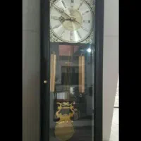 ساعت دیواری کاملا سالم با آونگ طلایی و بدنه مشکی