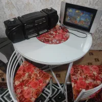 میز و صندلی و تلویزیون