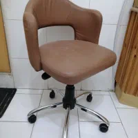 ۲ عدد صندلی جک دار کارمندی قهوهای چرمی|صندلی و نیمکت|ارومیه, |دیوار