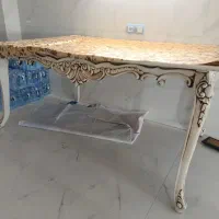 یک میز نهار خوری چوبی با چهار عدد صندلی سالم