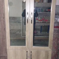 ۱ عدد کمد لباس آینه دار.۱عدد کمد لباس ویترین دار