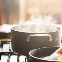 آشپز خانم باسلیقه و مسلط به غذای خانگی