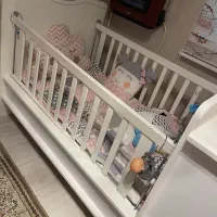 تخت کودک و صندلی غذا
