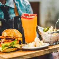 آشپز فست فود خانم