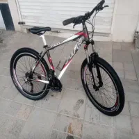 تعدادی دوچرخه در سایز های مختلف زیر قیمت