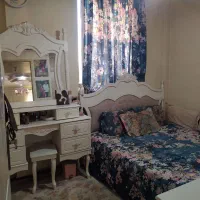 تخت دو نفره و میز آرایش و پاتختی