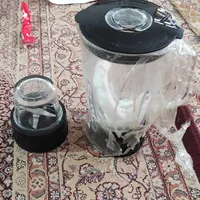 پارچ و آسیاب آب میوه گیری.