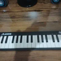 میدی کنترلر alesis qmini 32