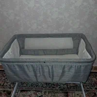 تخت کنار مادر و تشک بازی