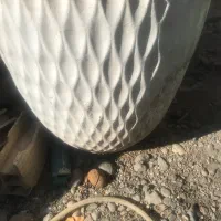 یک عدد گلدان بزرگ و زیبا گلدان و پایه زیرش