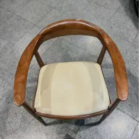 میز سنگی ناهار خوری با صندلی چوبی و چرم