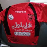 تعدادی پیراهن و شرت، کفش ورزشی و لباس تکواندو