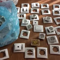 تعدادی کلید و پریز برای ی واحد ۲ خوابه و دستگیره