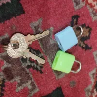 قفل کوچک رنگی همراه کلیدش