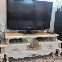 میز و تلویزون به فروش میرسد