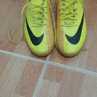 کفش سالنی فوتسال و فوتبال سایز ۴۳ در حد نو