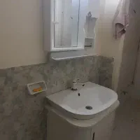 روشویی کمد دار همراه با اینه و چراغ همراه