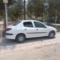راننده با ماشین در اختیار