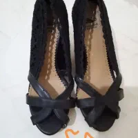 کفش ها در حد|کیف، کفش، کمربند|رباط‌کریم, رباط‌کریم|دیوار