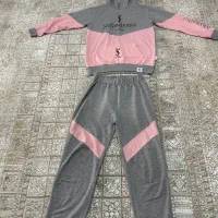 تعدادی هودی شلوار و کت و شلوار لی|لباس|هشتگرد, فشند|دیوار