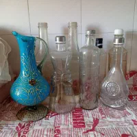 تعدادی قمقمه آب شیشه ای ویک پارچ دکوری