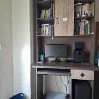 میز کامپیوتر کتابخانه دار سالم وبدون خط وخش