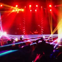 اجرای موسیقی زنده توسط خواننده های مطرح و محبوب