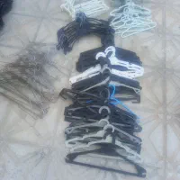 تعدادی چوب رختی واسه لباس و شلوار