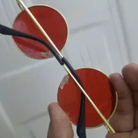 عینک قرمز|زیورآلات و اکسسوری|اندیشه, اندیشه فاز ۱|دیوار