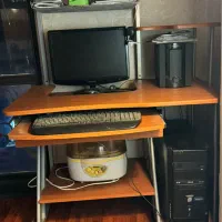 فروش یک دستگاه کامپیوتر به همراه میز کامپیوتر