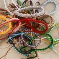 انواع دستبند نخی با رنگ بندی متنوع|بدلیجات|بروجرد, |دیوار