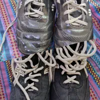 دوجفت کفش ورزشی یکیشون کفش کشتی یکی کفش فوتبال