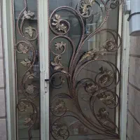 درب ورودی و پنجره ودرب سرویس