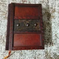 کتاب فال حافظ جلد چوبی و دارای صندوقچه مخصوص کتاب