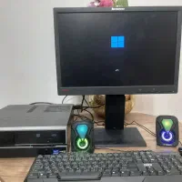 کامپیوتر فروشی با تمام لوازم
