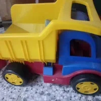 تعدادی لوازم اسباب بازی