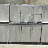 یک سرویس کابینت۶متری درب چوبی سینک دارد