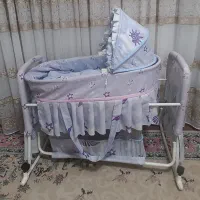 تخت کنار مادر