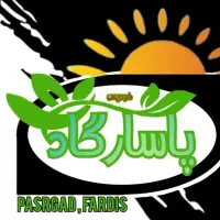 راننده با خودرو برای پخش مواد غذائی