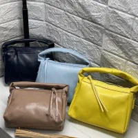 کیف مدرسه|کیف، کفش، کمربند|مشهد, رده|دیوار