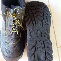 کفش ایمنی|کیف، کفش، کمربند|اهواز, منبع اب|دیوار