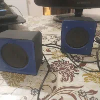 بلندگو سیستم و لپتاب