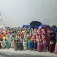 تعداد زیادی نخ زیگزال و دوک|چرخ خیاطی و ریسندگی|صفادشت, |دیوار