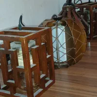 لوستر و آینه ۲×۱.۲۰ و قفسه چوبی ام دی اف در حد نو