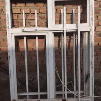 دوعدد پنجره آهنی کاملا سالم هست