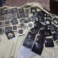 تعدادی کلید و پریز به فروش میرست