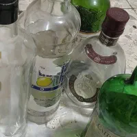 تعدادی شیشه|ظروف نگهدارنده، پلاستیکی، یکبارمصرف|لاهیجان, شهرک سلمان فارسی|دیوار