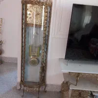 میز تلوزیون و ساعت